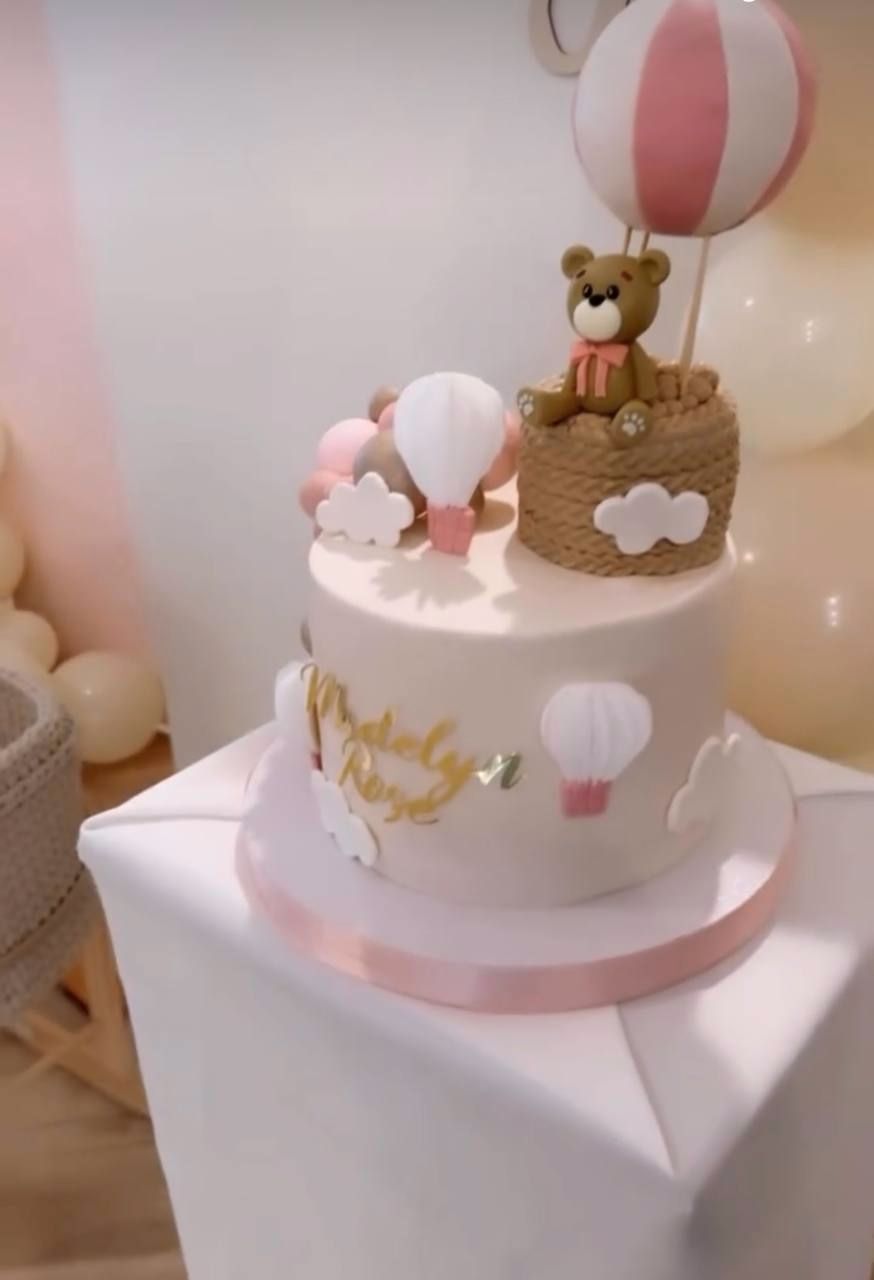 Baby shower cake with a hot-air balloon and teddy bear